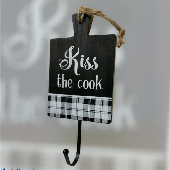 Wall Hook Kiss the Cook Phrase Decorative Wall Sign Hanging NEW - Picture 3 of 9